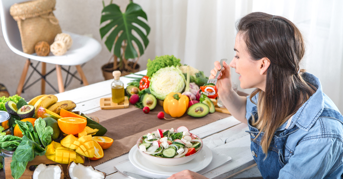 a women eating food mindfully